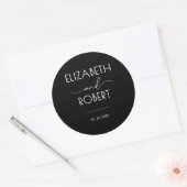 Moderne typografie zwart-wit bruiloft ronde sticker (Envelop)