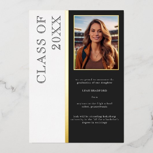 Moderne Typografie Zwarte Foto Afstudeerder Aankon Folie Uitnodiging (Voorkant)