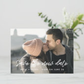 Moderne typografische bruiloft Sla de nieuwe datum Aankondiging (Staand voorkant)