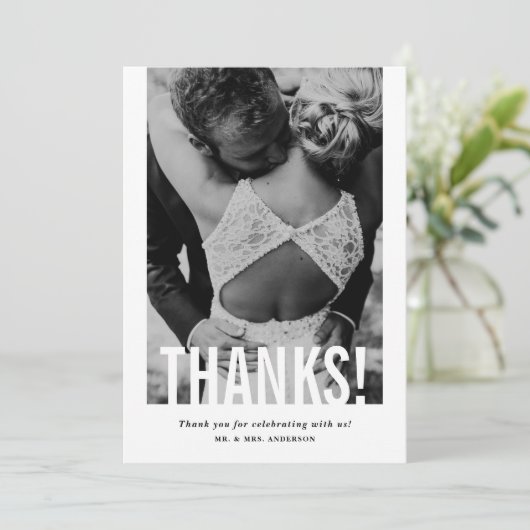 Moderne uitgesneden overlay verticale fotobruiloft bedankkaart (Staand voorkant)