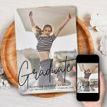 Moderne uitnodiging voor aankondiging Afstuderen f<br><div class="desc">Verspreid het nieuws van uw afstuderen met uw familie en vrienden met deze eenvoudige, trendy, en moderne afstudeerder aankondigingen en uitnodigingen. Deze nodigt één volledig-aftapfoto op de voorzijde met een trendy eigentijdse zwarte typografie bekleding, samen met de afstuderen naam, de schoolnaam, en het klassenjaar uit. De achterkant van de kaart...</div>