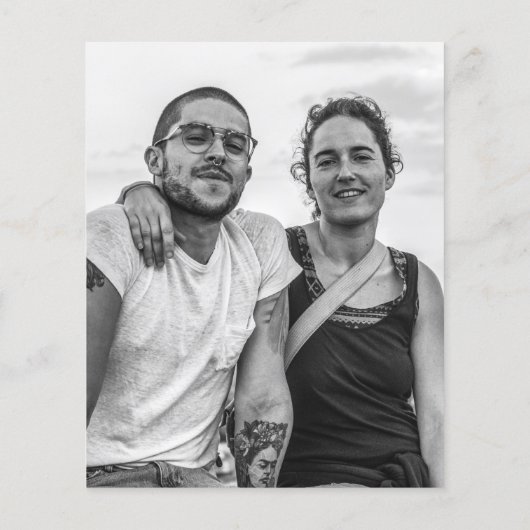 Moderne uitnodiging voor een zwarte en witte fotob (Achterkant)