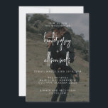 Moderne uitnodiging voor fotoweddenschappen<br><div class="desc">Moderne uitnodiging voor een fotobruiloft met een donkere bekleding.</div>