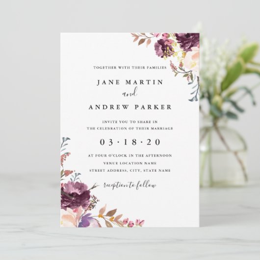 Moderne uitnodiging voor Paarse Floral Wedding (Staand voorkant)