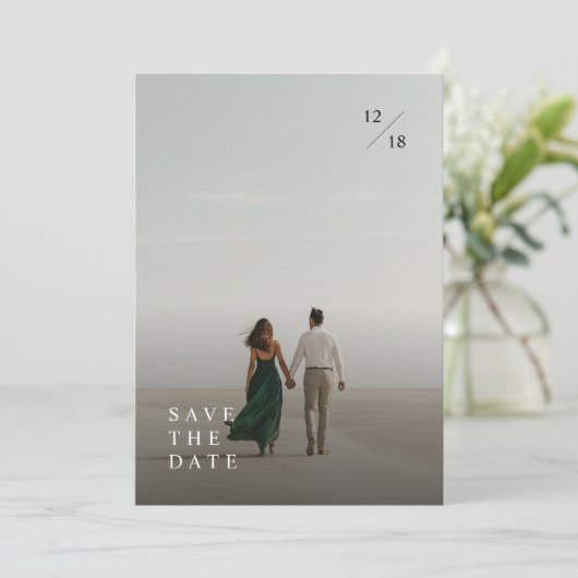 Moderne ultra minimalistische foto bewaar de datum kaart (Staand voorkant)