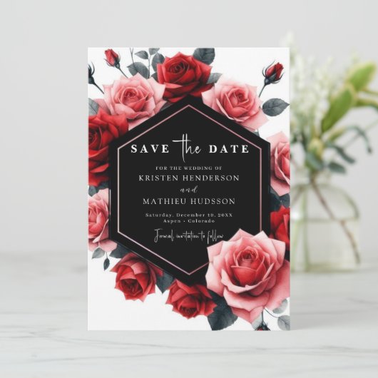 Moderne unieke Crimson Red bruiloft Save The Date (Staand voorkant)
