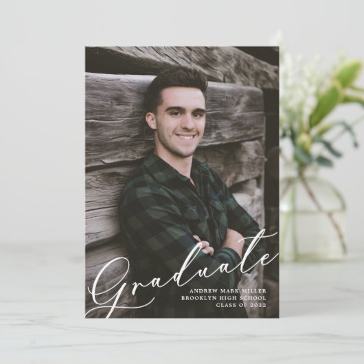 Moderne unieke scriptoverlay twee foto afstuderen aankondiging (Staand voorkant)