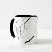 Moderne, unieke zwarte witte marmer monogram mok (Voorkant links)