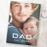 Moderne vader beste jaar vaderdag nieuwe baby foto magneet<br><div class="desc">Koelkastmagneet met uw foto en de tekst "Dad" in een modern lettertype met het beste jaar hieronder als een witte overlay.</div>