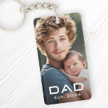 Moderne vader beste jaar vaderdag nieuwe baby foto sleutelhanger<br><div class="desc">Foto sleutelhanger puzzel met uw foto en de tekst "Papa" in een modern lettertype met het beste jaar hieronder als een witte overlay.</div>