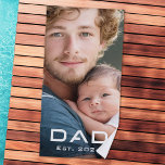 Moderne vader beste jaar vaderdag nieuwe baby foto strandlaken<br><div class="desc">Strandlaken met uw foto en de tekst "Dad" in een modern lettertype met het beste jaar hieronder als een witte overlay.</div>