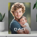 Moderne vader est jaar vaderdag nieuwe baby foto fotoplaat<br><div class="desc">Fotoplaat met jouw foto en de tekst 'Papa' in een modern lettertype met het est jaar eronder als witte overlay.</div>