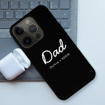 Moderne vader | Kinder Names Vaderdag Script Black iPhone 15 Pro Case<br><div class="desc">Eenvoudig,  stijlvol pap citeert kunstontwerp in een hedendaagse handgeschreven manuscripttypografie in een moderne minimalistische stijl op een zwarte achtergrond die gemakkelijk met uw kinder naam of persoonlijk bericht kan worden gepersonaliseerd. Het perfecte cadeau voor je speciale vader op zijn verjaardag,  vaderdag of gewoon omdat hij rockt!</div>