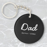 Moderne vader | Kinder Names Vaderdag Script Black Sleutelhanger<br><div class="desc">Eenvoudig,  stijlvol pap citeert kunstontwerp in een hedendaagse handgeschreven manuscripttypografie in een moderne minimalistische stijl op een zwarte achtergrond die gemakkelijk met uw kinder naam of persoonlijk bericht kan worden gepersonaliseerd. Het perfecte cadeau voor je speciale vader op zijn verjaardag,  vaderdag of gewoon omdat hij rockt!</div>