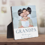 Moderne Vaderdag aangepaste tekstfoto opa Fotoplaat<br><div class="desc">Modern gepersonaliseerd cadeau voor Vaderdag met je favoriete foto van opa en kinderen - je aangepaste bericht in script hieronder en je namen. Show hem hoeveel hij van me houdt!</div>