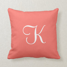 Moderne, vaste koraalroze monogram op maat kussen