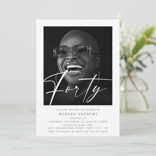 Moderne veertig foto verjaardagsfeestuitnodiging kaart (Staand voorkant)