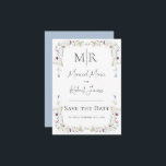 Moderne Veldbloemen Monogram Blauwe Trouwdag Save The Date<br><div class="desc">Mooie eenvoudige & zoete veldbloemen creëren een subtiele lijst rond deze mooie 'Save the Date' trouwkaart.  Pastelblauwe achtergrond.  Voeg uw initiële monogrammen toe aan de bovenkant van deze mooie herinneringskaart.</div>