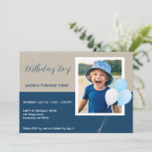 Moderne verjaardagsfeestje foto uitnodiging (Staand voorkant)