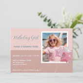 Moderne verjaardagsfeestje foto uitnodiging (Staand voorkant)