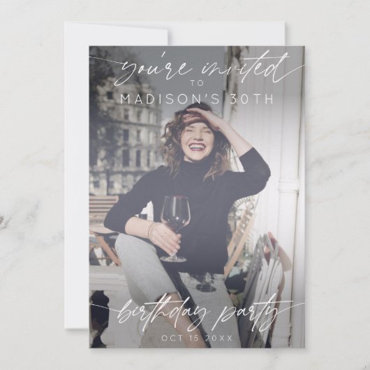 Moderne Verjaardagsfeestje Handgeschreven Script F Kaart (Voorkant)