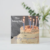 Moderne verjaardagsuitnodiging met cake en kaarsen kaart (Staand voorkant)