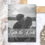 Moderne Verloving BESPAAR DE DATUM | FOTO Briefkaart<br><div class="desc">Elegant en modern BEWAREN DE DATUM briefkaarten om je gasten te sturen. Witte scriptkalligrafie met foto / afbeelding / afbeelding. Transparante banner. Ideaal voor foto's van zwart-wit verloving. Online gepersonaliseerde sjablonen voor eenvoudig bewerken. Voeg jouw tekst voor en achter op de kaart toe. De ontwerper van het contact voor speciale...</div>