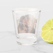 Moderne Verloving voor fotokalligrafie Shot Glas (Achterkant)