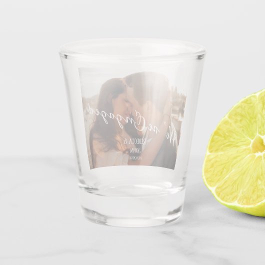 Moderne Verloving voor fotokalligrafie Shot Glas (Achterkant)
