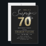 Moderne verrassing voor zwarte en gouden volwassen kaart<br><div class="desc">Modern Shhh,  het is een verrassing 70e verjaardagsfeestuitnodiging die stijlvol script en faux Gold glitter number 70 bevat en uw partijdetails op zwarte achtergrondkleur,  eenvoudige en elegante,  verrassende,  volwassen mijlpaalverjaardagsuitnodiging voor mannen en vrouwen. De zwarte achtergrondkleur kan worden gewijzigd in elke kleur van uw keuze.</div>
