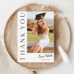 Moderne verticale foto Afstuderen Dank u Briefkaart<br><div class="desc">Dit moderne elegante,  stijlvolle foto-afstuderen maakt gebruik van een verticale foto en kop met aanpasbare scriptnaam en tekst aan de voorzijde. De achterzijde heeft een persoonlijk bericht en een handtekening die beide verwijderbaar zijn als u liever uw dankjewel schrijft. Klik uitgeven knoop om dit ontwerp te personaliseren.</div>