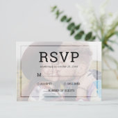 Moderne vervaagde foto minimalistische typografie  RSVP kaartje (Staand voorkant)