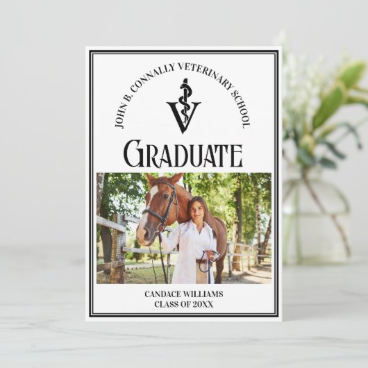 Moderne Veterinaire School Foto Custom Afstuderen Aankondiging (Staand voorkant)