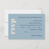 Moderne Vette Typografie Bruiloft Stoffig Blauw Ma RSVP Kaartje (Voorkant)