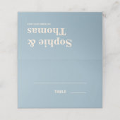 Moderne Vette Typografie Bruiloft Stoffig Blauw Plaatskaartje (Buitenkant ongevouwen)