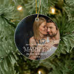Moderne Vette Typografie Foto Elegante Pas getrouw Keramisch Ornament<br><div class="desc">Modern kerstornament met een minimale lay-out met "Married" in vetgedrukte typografie samen met uw namen en het jaar over uw favoriete foto. Alle tekstelementen zijn wit en kunnen worden gewijzigd in het ontwerpbewerkingshulpmiddel. Dit eenvoudige maar toch elegante ornament is een geweldig cadeau voor een pasgetrouwd stel of om je eigen...</div>