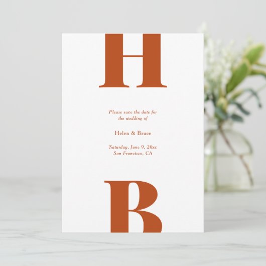 Moderne Vette Typografie Monogram Roest Bruiloft Save The Date (Staand voorkant)