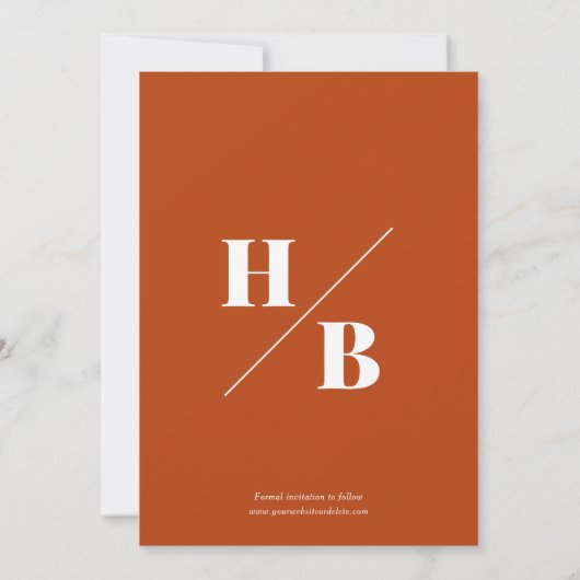 Moderne Vette Typografie Monogram Roest Bruiloft Save The Date (Achterkant)