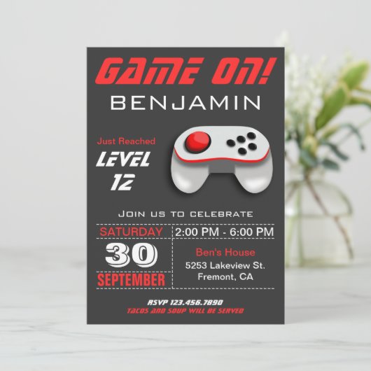 Moderne videogame Red Kids Birthday Party nodigt u Kaart (Staand voorkant)