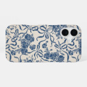 Moderne Vintage Ivoorkleurige Marineblauwe Bloemmo iPhone 16 Hoesje (Achterkant horizontaal)