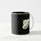 Moderne vliegende saucer en sterren op zwart tweekleurige koffiemok (Voorkant rechts)