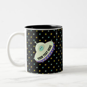 Moderne vliegende schotel & sterren op zwart tweekleurige koffiemok