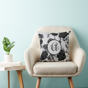 Moderne vlinderbloemennoir met monogram kussen