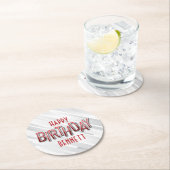 Moderne volwassen rode verjaardag ronde kartonnen onderzetter (Insitu)