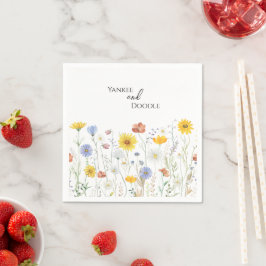 Moderne voorjaarsbruiloft met wilde bloemen servet