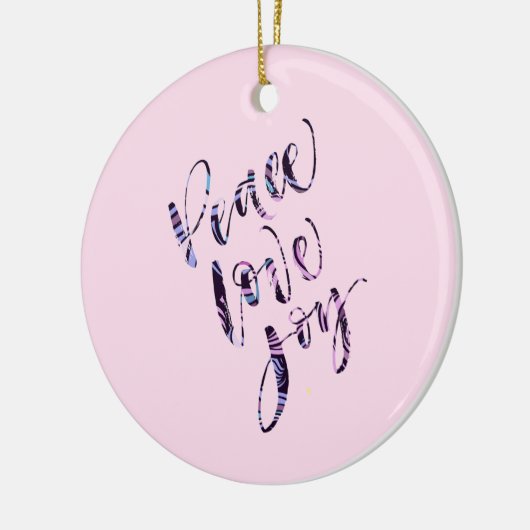 moderne vredeliefde keramisch ornament (Links)