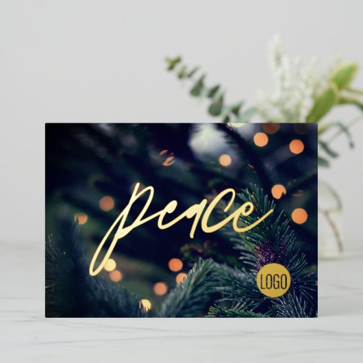 Moderne vredesscript Pine Holiday-lichten Folie Feestdagenkaart (Staand Voorkant)