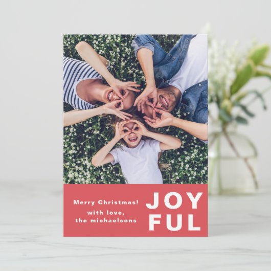 Moderne vreugdevolle kerstrode twee foto feestdagenkaart (Staand voorkant)