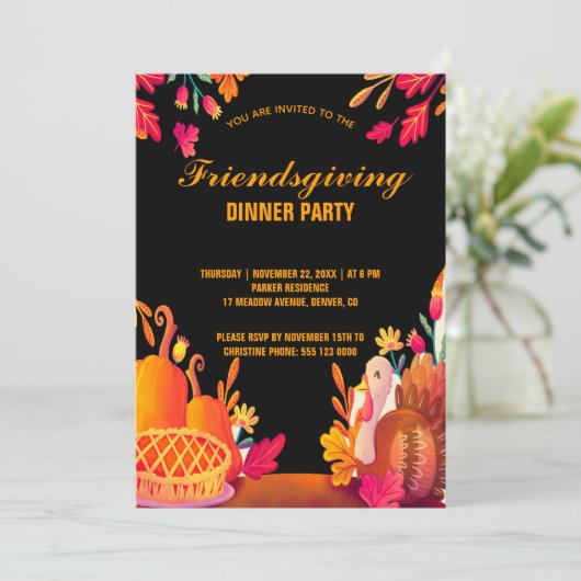 Moderne vrienden die dineren met een feestuitnodig kaart (Staand voorkant)