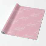 Moderne VRIJGEZELLENFEEST roze witte manuscriptkal Cadeaupapier<br><div class="desc">Op zoek naar vrijgezellenfeest cadeautjes die papieren ideeën inpakken om het cadeau van de bruid-to-be te verpakken?  De perfecte letters van het VRIJGEZELLENFEEST van het het manuscriptontwerp van de calligrafische topografie in wit.  De achtergrond is roze maar kan worden veranderd - klik op verder aanpassen.</div>